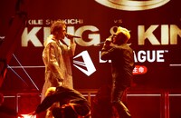 左からEXILE SHOKICHI、CrazyBoy。(c)D.LEAGUE 20-21