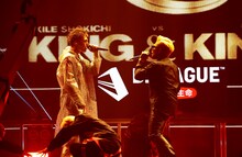 左からEXILE SHOKICHI、CrazyBoy。(c)D.LEAGUE 20-21