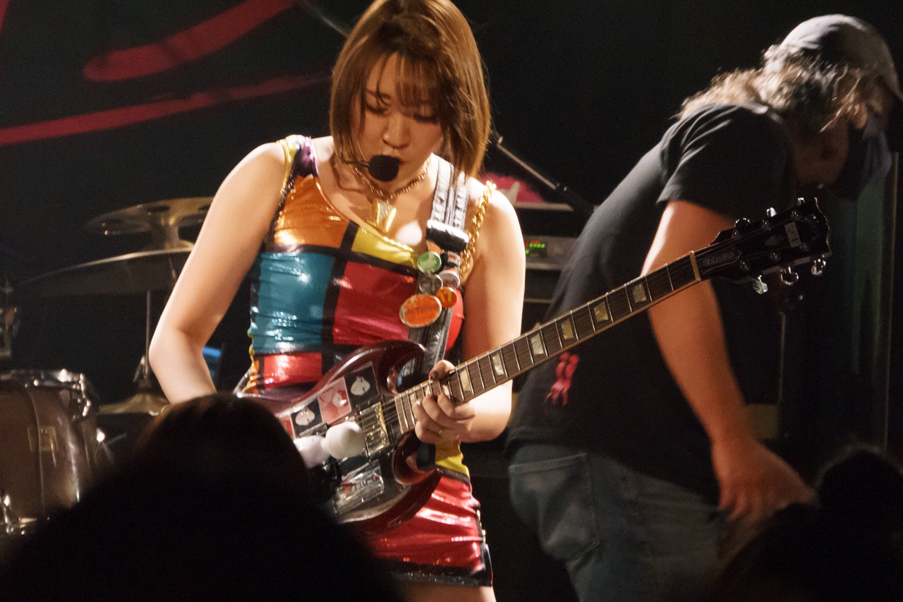 中尊寺まい（Vo, G）（Photo by N.ARAKI）
