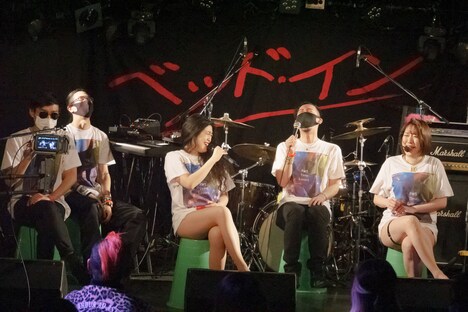 「ドキッ！ベッド・インの新年会！トーク＆おギグ2021 ～石島、スローセックスやめるってよ～」より、トークコーナーの様子。（Photo by N.ARAKI）