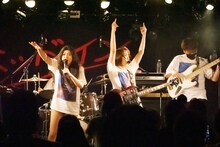 「ドキッ！ベッド・インの新年会！トーク＆おギグ2021 ～石島、スローセックスやめるってよ～」の様子。（Photo by N.ARAKI）