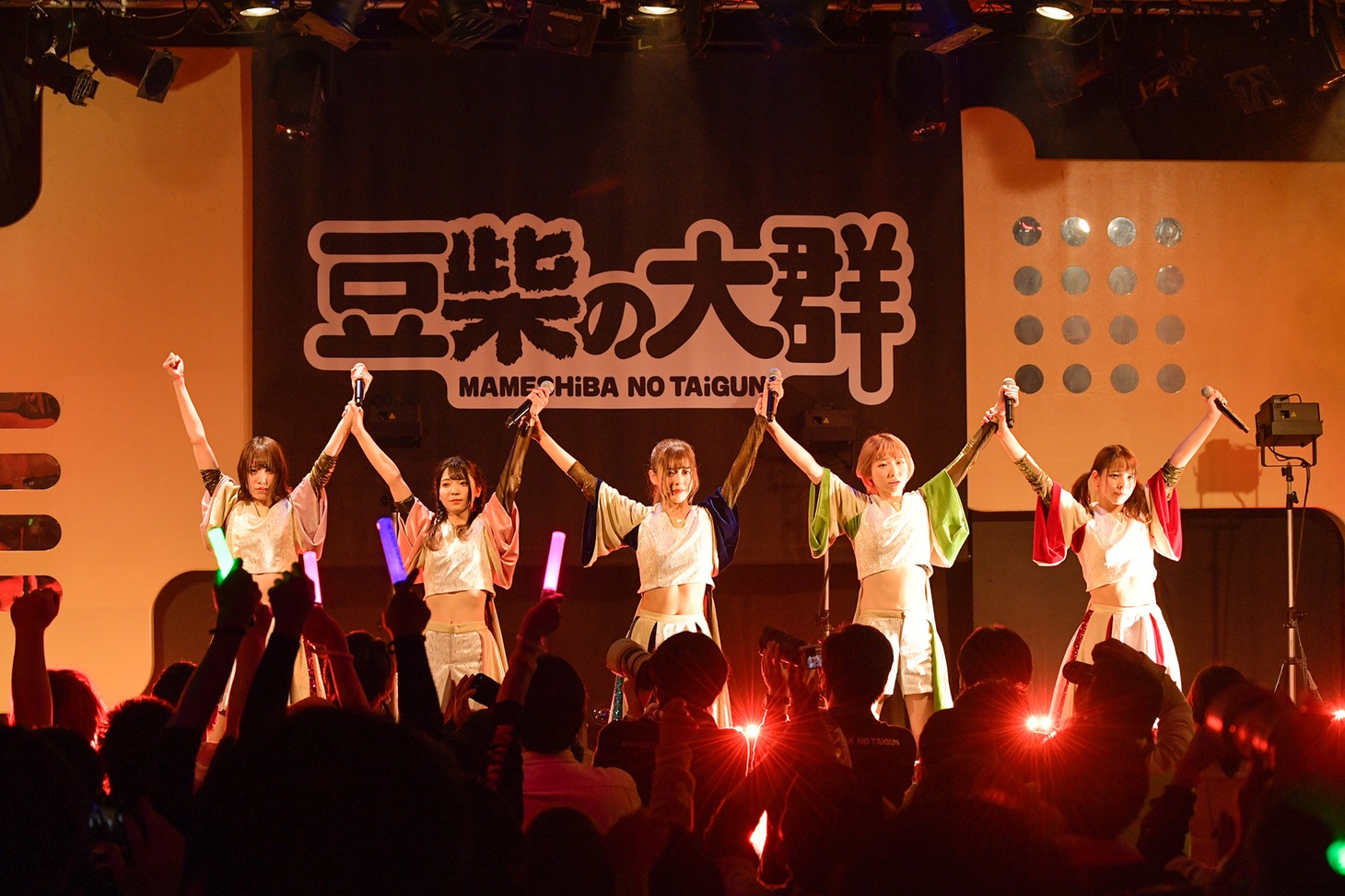 豆柴の大群（Photo by TERUMI FUKANO）