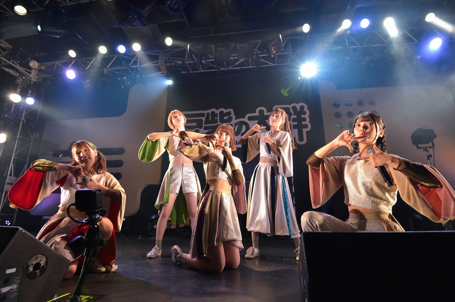 豆柴の大群（Photo by TERUMI FUKANO）