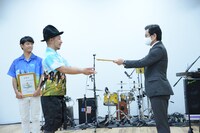 任命書を受け取る名嘉俊（Dr）。