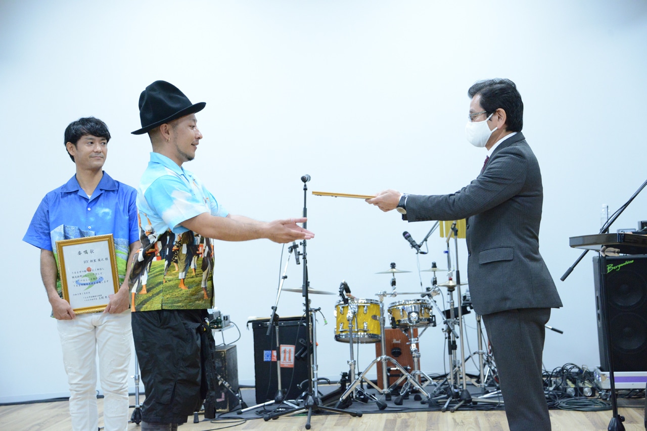 任命書を受け取る名嘉俊（Dr）。