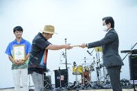 任命書を受け取る許田信介（B）。