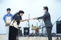 任命書を受け取る仲宗根泉（Key, Vo）。