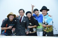 うるま市の上間秀二副市長と肩を組むHYのメンバー。