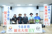 HYと上間秀二副市長（中央）。