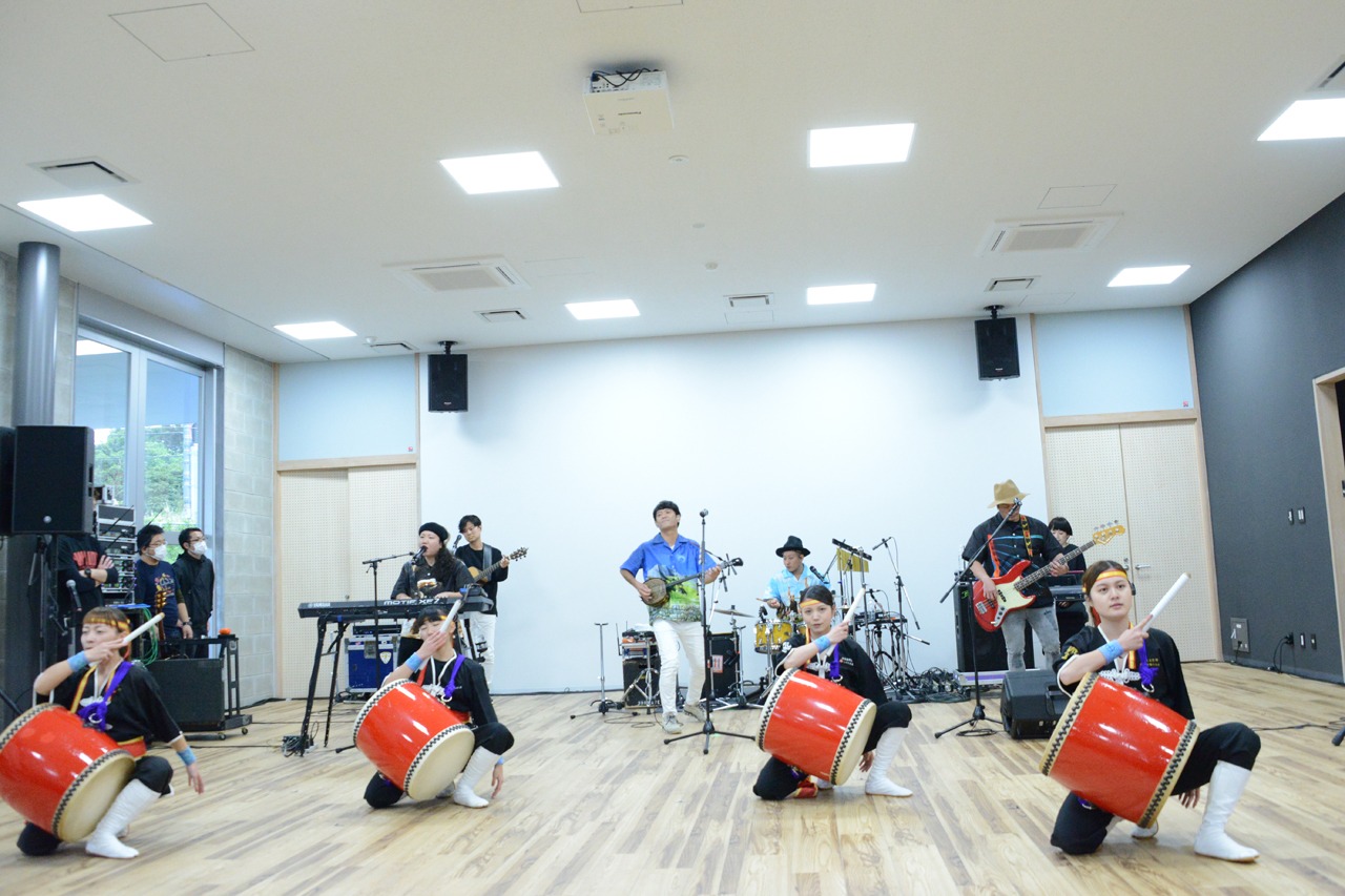 HYによるミニライブの様子。