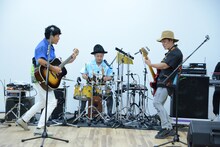 HYによるミニライブの様子。