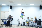 HYによるミニライブの様子。