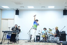 HYによるミニライブの様子。