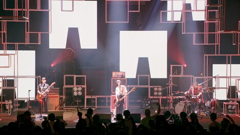 「来ないでワールドエンド」ライブ映像のワンシーン。