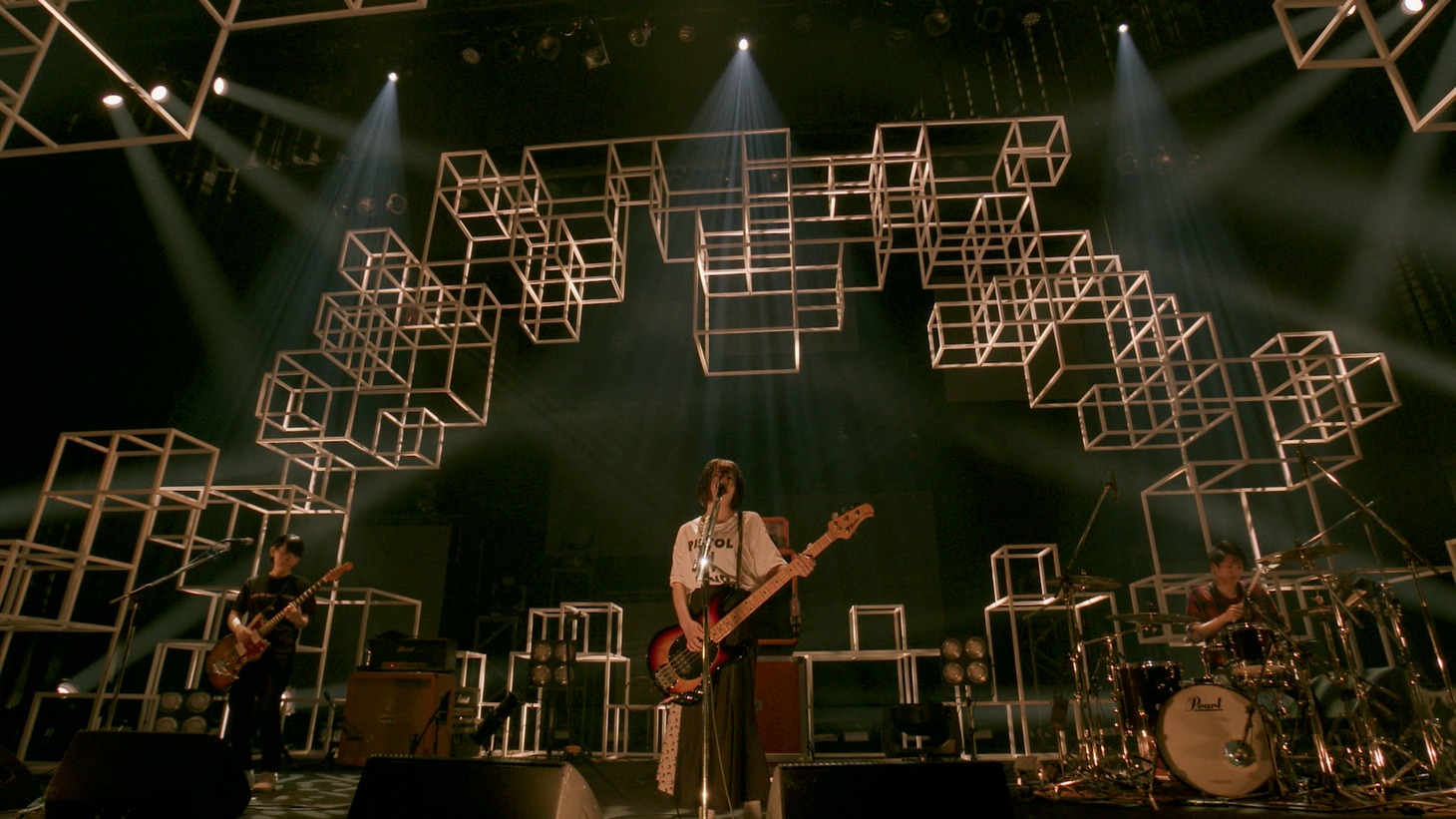 「生活革命」ライブ映像のワンシーン。