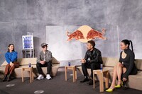 左から岡田結実、原田海、中田英寿、Awich。