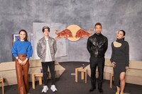 左から岡田結実、原田海、中田英寿、Awich。