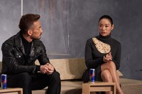 左から中田英寿、Awich。