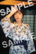 「齊藤京子1st写真集 とっておきの恋人」に付属するポストカード。(撮影:岡本武志)