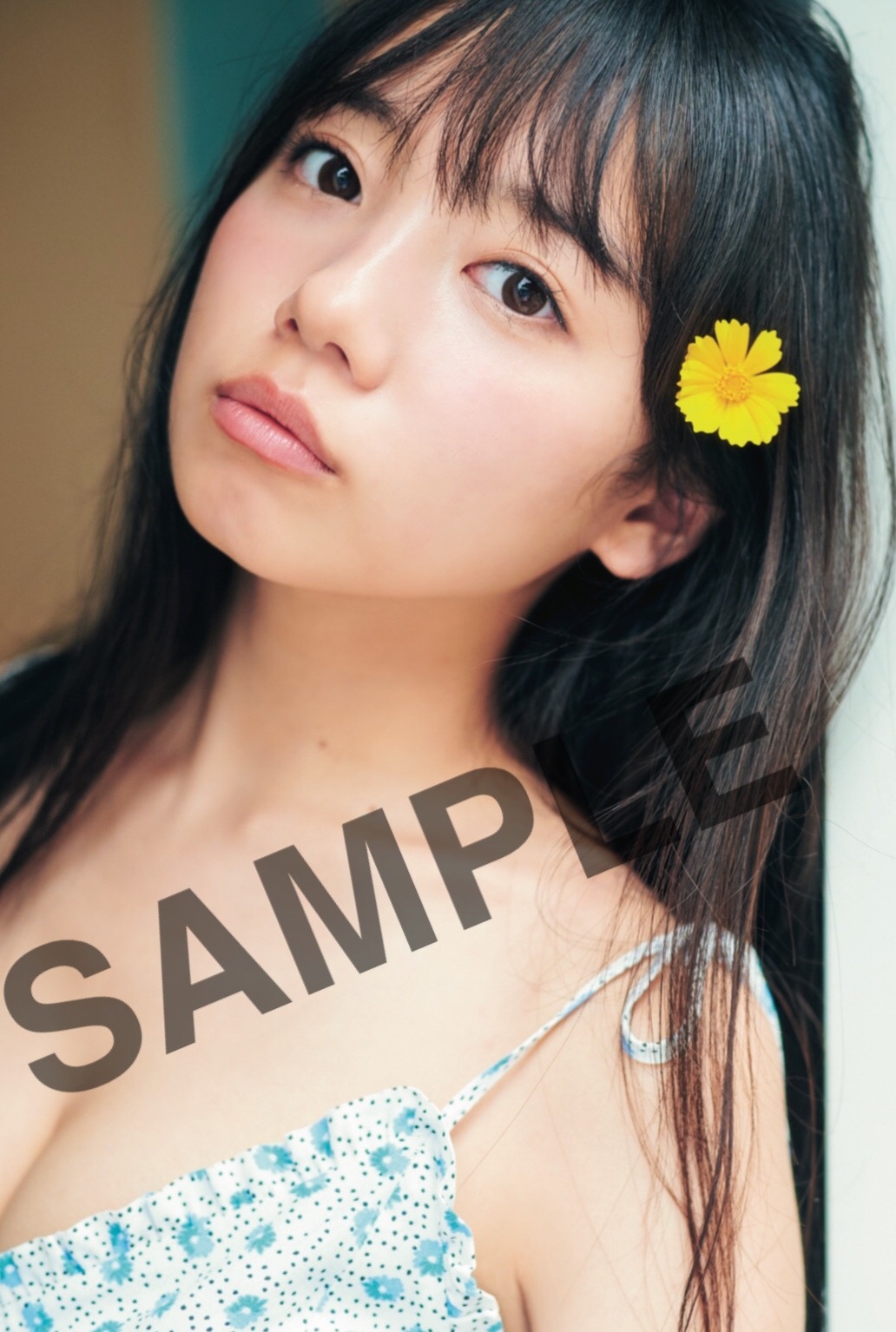 「齊藤京子1st写真集 とっておきの恋人」に付属するポストカード。（撮影：岡本武志）