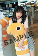 「齊藤京子1st写真集 とっておきの恋人」に付属するポストカード。(撮影:岡本武志)