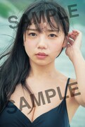 「齊藤京子1st写真集 とっておきの恋人」に付属するポストカード。(撮影:岡本武志)