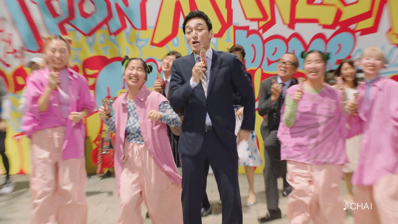 「1本満足バー」新テレビCM「ヤングも満足 feat. CHAI編」のワンシーン。