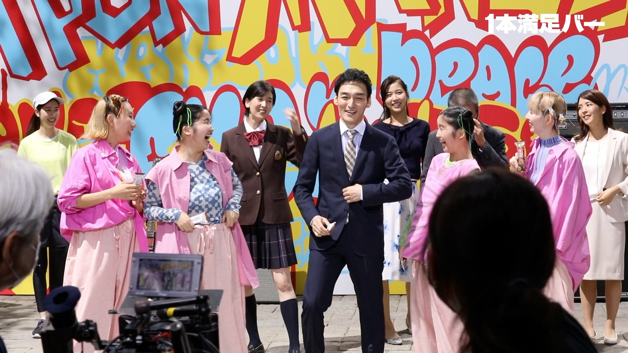 「1本満足バー」新テレビCM「ヤングも満足 feat. CHAI編」撮影中の様子。