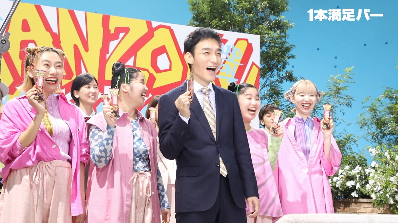 「1本満足バー」新テレビCM「ヤングも満足 feat. CHAI編」撮影中の様子。