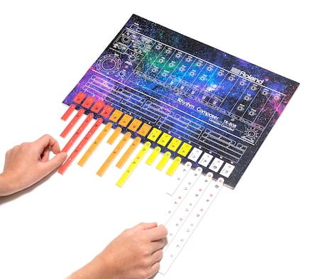 「エイト・オー・エイト - 声と手拍子で遊ぶリズム絵本 -」付録の“紙製TR-808”。