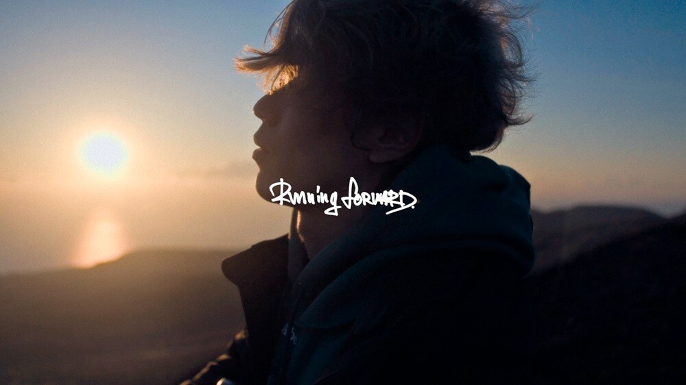 ReN「Running Forward」ミュージックビデオのワンシーン。
