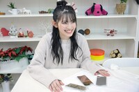 オリジナルグッズについて打ち合わせする菅田愛貴。