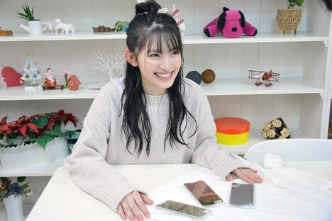 オリジナルグッズについて打ち合わせする菅田愛貴。