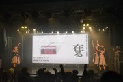 結成2周年記念ワンマンライブの開催が決定したことを発表するサンダルテレフォン。