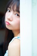 紀伊國屋書店新宿本店で展開されるパネル展「振り返る恋人」の写真。(撮影:岡本武志)