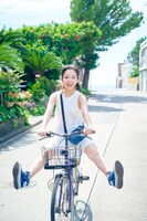 紀伊國屋書店梅田本店で展開されるパネル展「はしゃぐ恋人」の写真。（撮影：岡本武志）