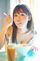 タワーレコード渋谷店で展開されるパネル展「もぐもぐする恋人」の写真。（撮影：岡本武志）