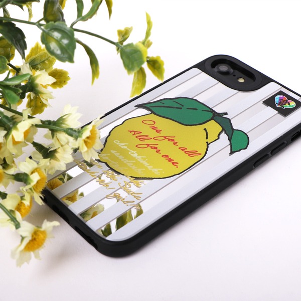 菅田愛貴デザインのオリジナルiPhoneケース。