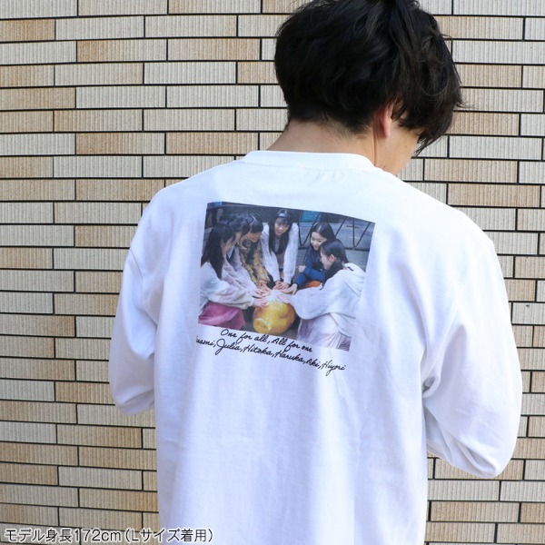 菅田愛貴デザインのロングスリーブTシャツ。