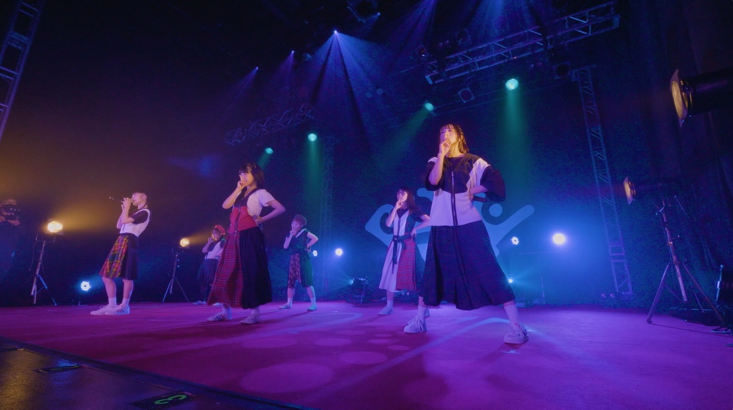 「 BiSH / HUG ME [BiSH presents FROM DUSK TiLL DAWN]」より。