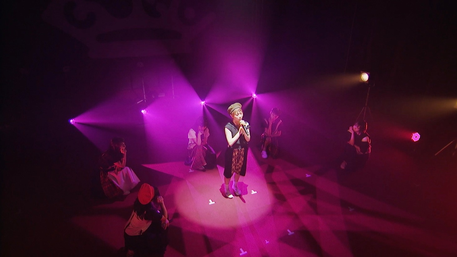 「 BiSH / HUG ME [BiSH presents FROM DUSK TiLL DAWN]」より。
