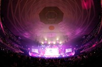 =LOVE「WINTER TOUR『You all are "My ideal"』」東京・日本武道館公演の様子。（写真提供：代々木アニメーション学院）