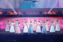 =LOVE「WINTER TOUR『You all are "My ideal"』」東京・日本武道館公演の様子。（写真提供：代々木アニメーション学院）