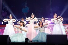 =LOVE「WINTER TOUR『You all are "My ideal"』」東京・日本武道館公演の様子。（写真提供：代々木アニメーション学院）