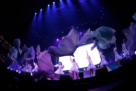 =LOVE「WINTER TOUR『You all are "My ideal"』」東京・日本武道館公演の様子。（写真提供：代々木アニメーション学院）