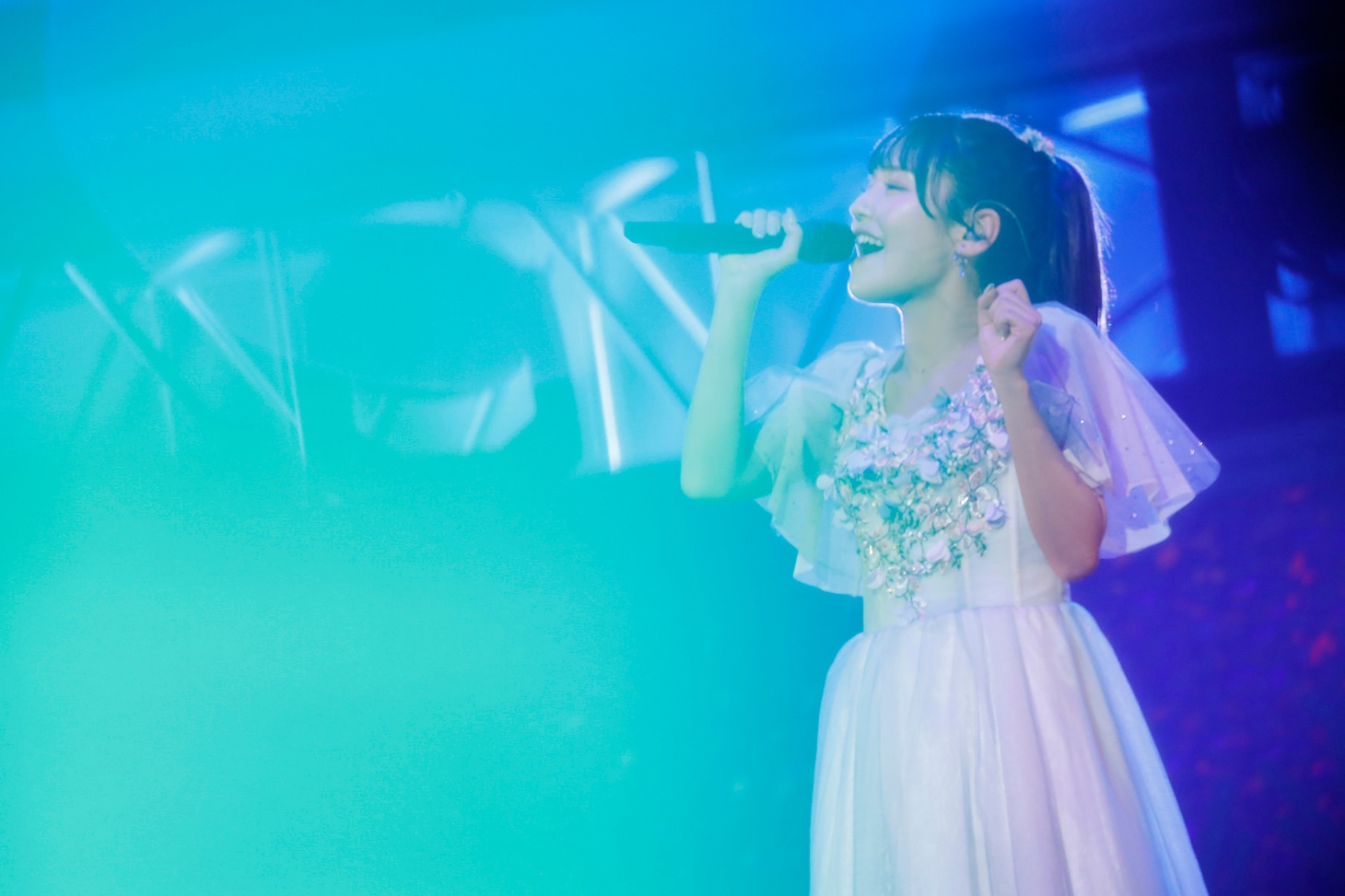 「My Voice Is For You」を歌う諸橋沙夏。（写真提供：代々木アニメーション学院）