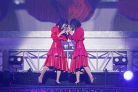 「虹の素」を歌う佐々木舞香と野口衣織。（写真提供：代々木アニメーション学院）