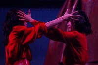 「虹の素」を歌う野口衣織と佐々木舞香。（写真提供：代々木アニメーション学院）