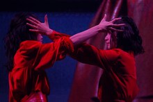 「虹の素」を歌う野口衣織と佐々木舞香。（写真提供：代々木アニメーション学院）