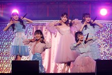「Sweetest girl」を披露する音嶋莉沙、諸橋沙夏、大谷映美里、齊藤なぎさ、齋藤樹愛羅。（写真提供：代々木アニメーション学院）